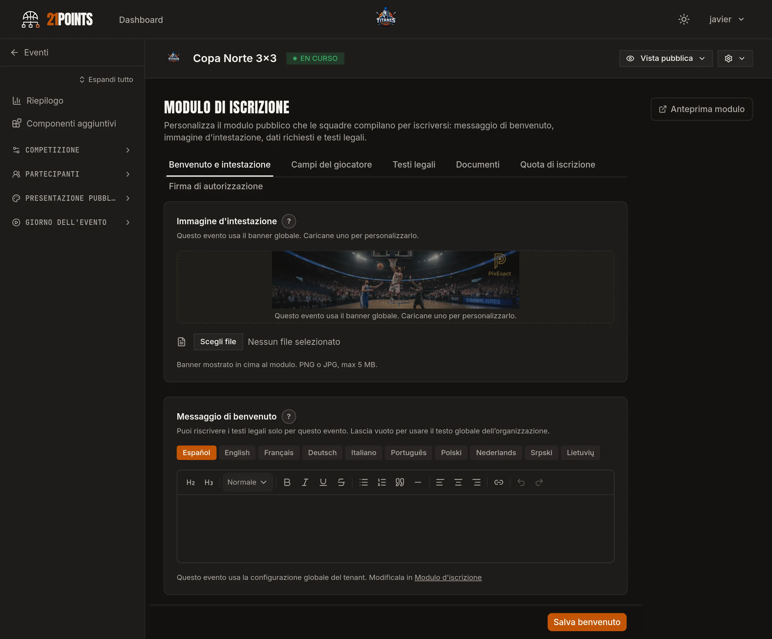Editor del modulo d'iscrizione nel pannello, con le schede Benvenuto e intestazione, Campi del giocatore, Testi legali, Documenti, Quota d'iscrizione e Firma di autorizzazione, e l'immagine di intestazione.