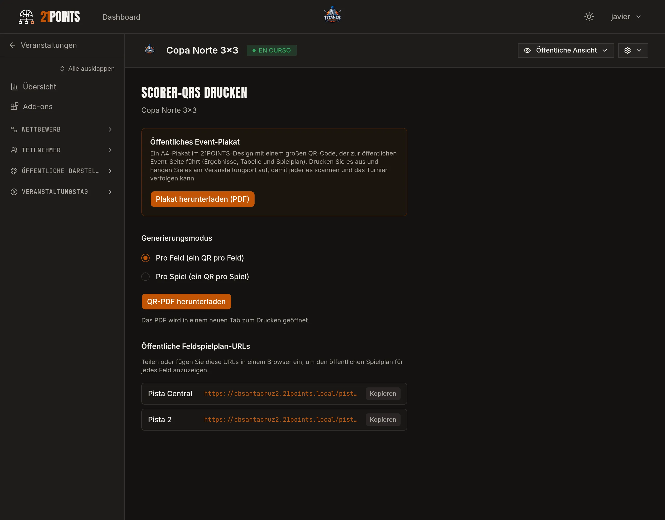 Bildschirm Scorer-QRs drucken im Panel, mit dem öffentlichen Event-Plakat als PDF, dem Erzeugungsmodus pro Feld oder pro Spiel und den öffentlichen Agenda-URLs jedes Felds.