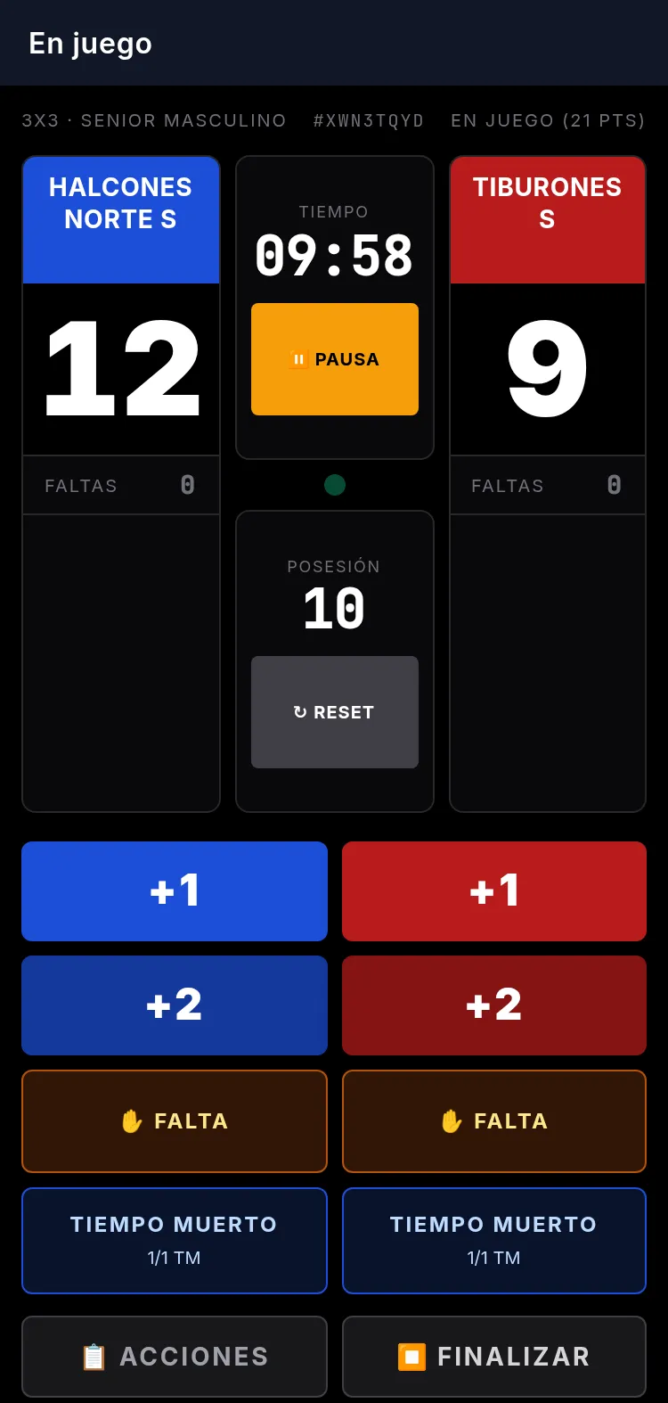 Scorer APP en un móvil durante un partido en juego: marcador Halcones Norte 12 - 9 Tiburones, reloj de partido 09:58, posesión de 10 segundos y botones de +1, +2, falta y tiempo muerto por equipo.