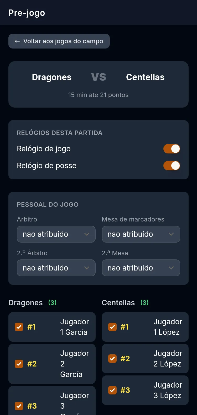 Ecrã de pré-jogo da Scorer APP num telemóvel: as duas equipas com a duração e os pontos-alvo, os interruptores do relógio de jogo e de posse, o pessoal do jogo e os números de cada jogador.