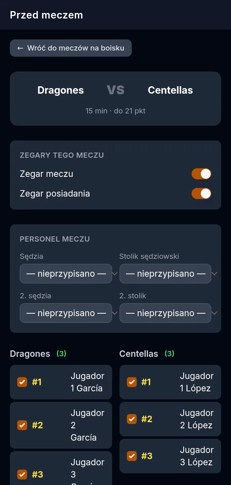 Ekran przed meczem w aplikacji Scorer APP na telefonie: dwie drużyny z czasem trwania i punktami docelowymi, przełączniki zegara meczu i zegara posiadania, personel meczu oraz numery każdego zawodnika.