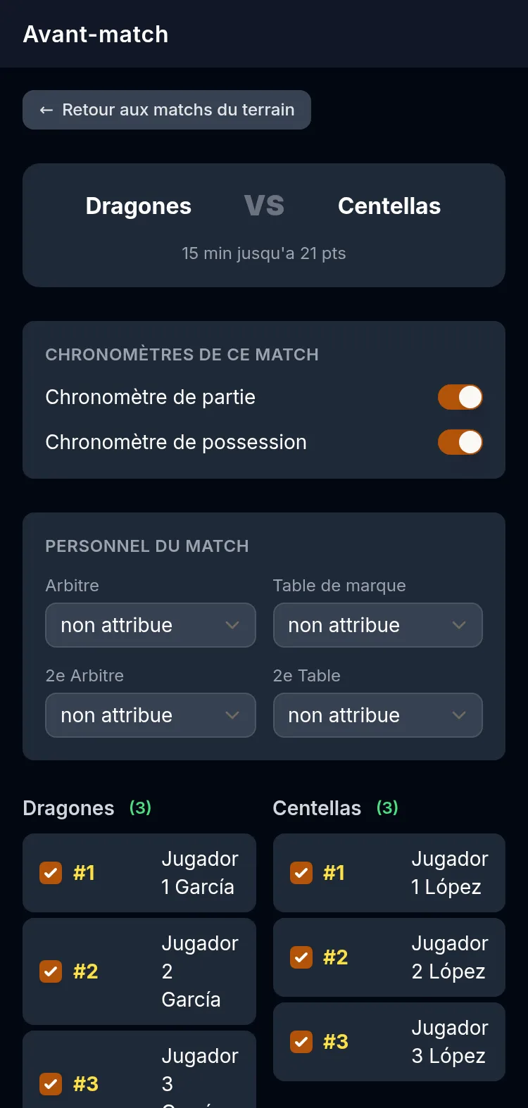 Écran de pré-match de la Scorer APP sur un téléphone : les deux équipes avec leur durée et leurs points cibles, les interrupteurs de l'horloge de match et de possession, le personnel du match et les dossards de chaque joueur.