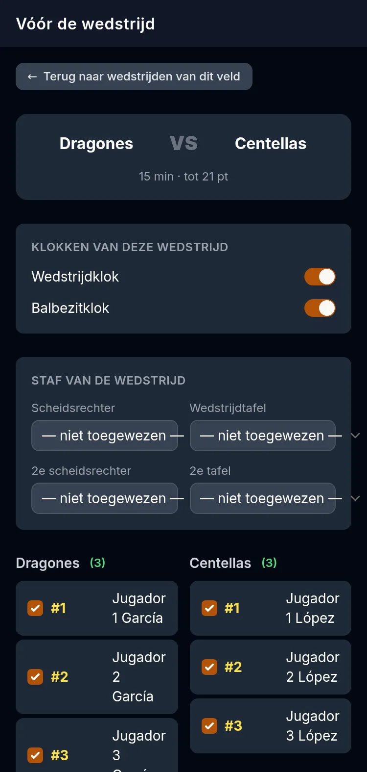Voorbereidingsscherm van de Scorer APP op een telefoon: de twee teams met hun duur en doelpunten, de schakelaars voor de wedstrijdklok en de balbezitklok, het wedstrijdpersoneel en de rugnummers van elke speler.