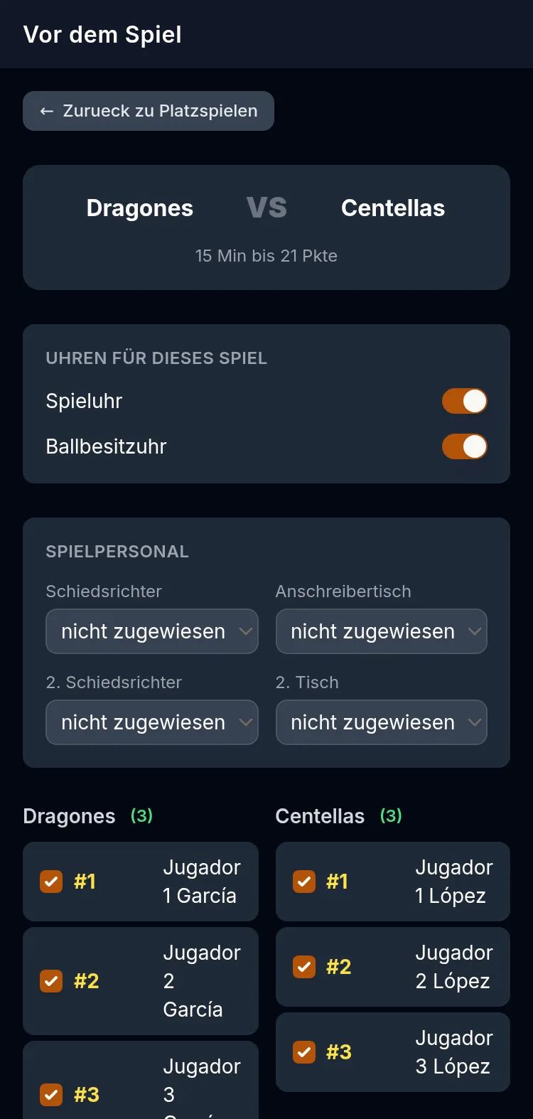 Vorbereitungsbildschirm der Scorer APP auf einem Handy: die beiden Teams mit Dauer und Zielpunkten, die Schalter für Spieluhr und Ballbesitzuhr, das Spielpersonal und die Trikotnummern jedes Spielers.