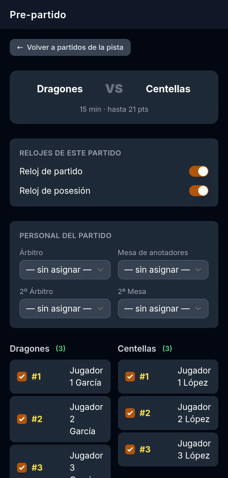 Pantalla de pre-partido de la Scorer APP en el móvil: los dos equipos con la duración y los puntos objetivo, los interruptores del reloj de partido y de posesión, el personal del partido y los dorsales de cada jugador.