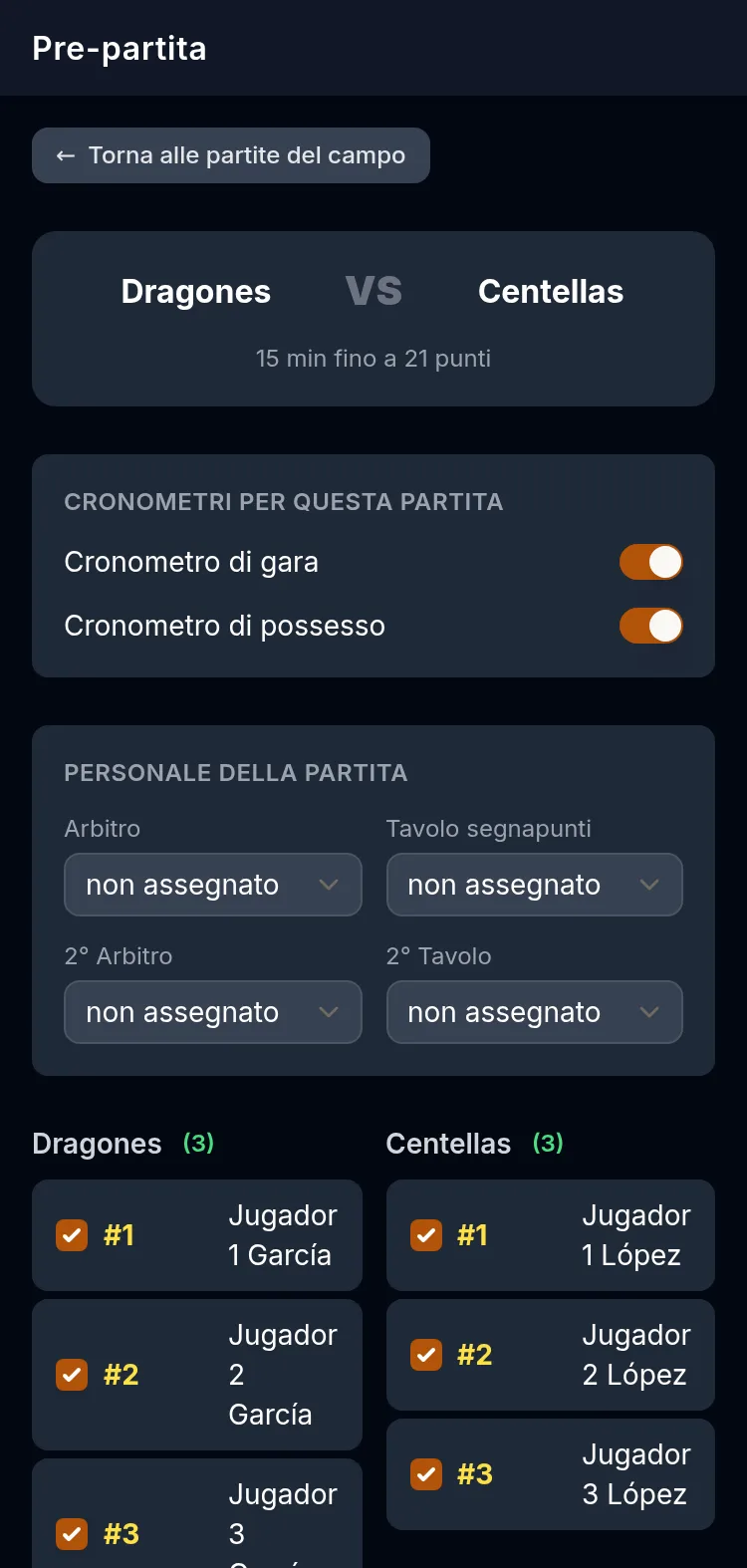 Schermata di pre-partita della Scorer APP su un cellulare: le due squadre con durata e punti obiettivo, gli interruttori del cronometro di gara e di possesso, il personale della partita e i numeri di maglia di ogni giocatore.