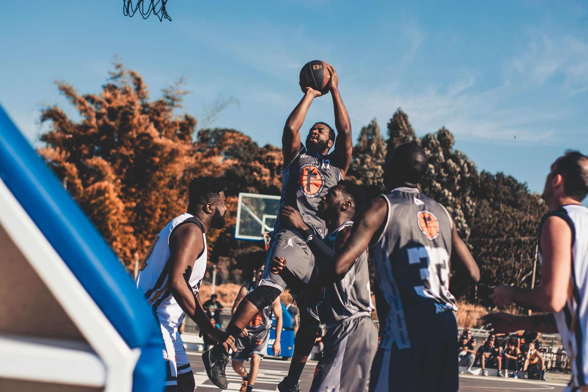 Equip de bàsquet de club en una pista exterior