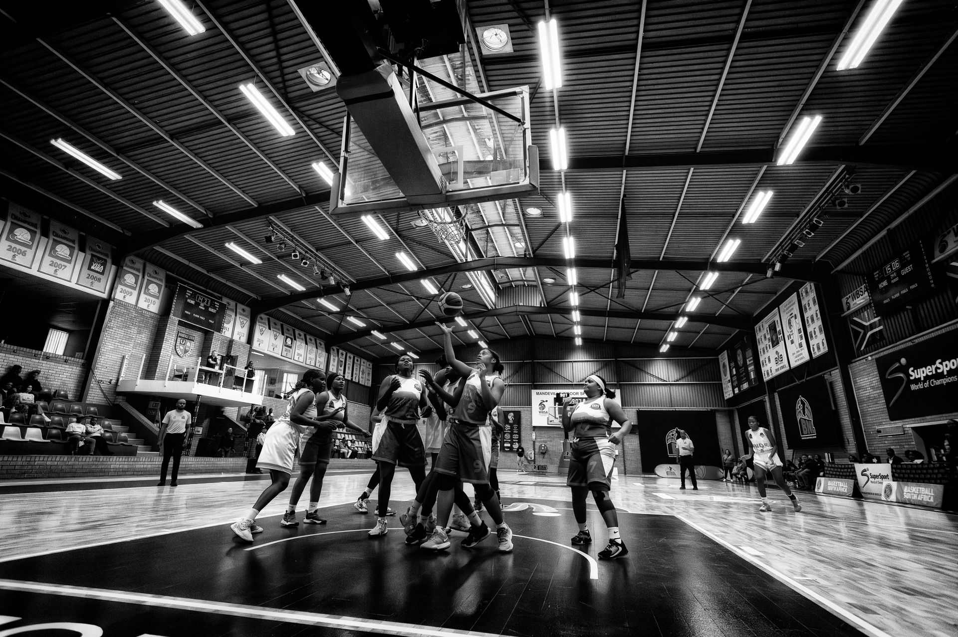 Partit de bàsquet 3x3 en acció, salt a cistella