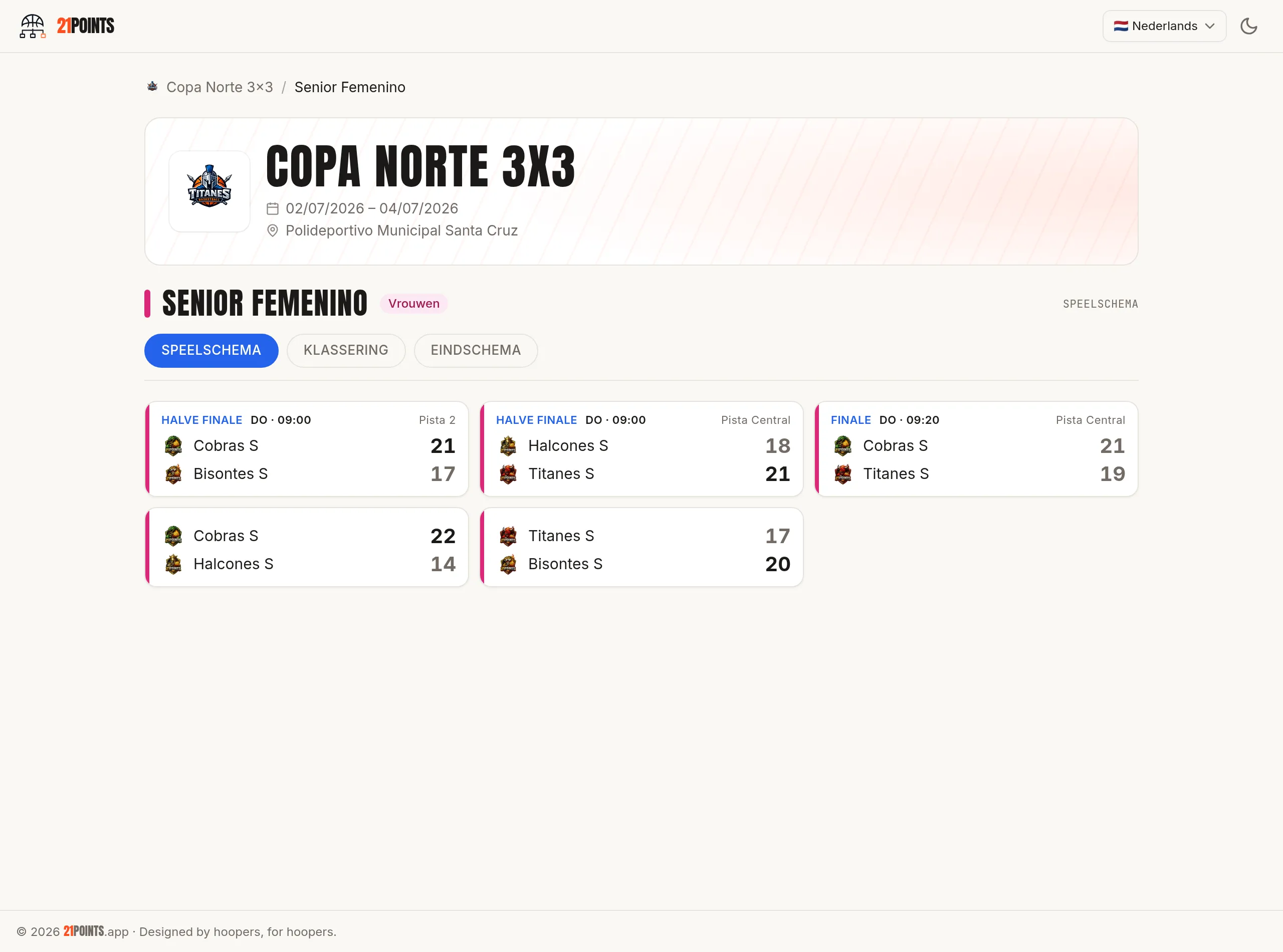 Publieke categoriepagina met de header van het evenement, de tabbladen Agenda, Stand en Eindschema, en de kaarten van halve finales en finale met hun resultaten.
