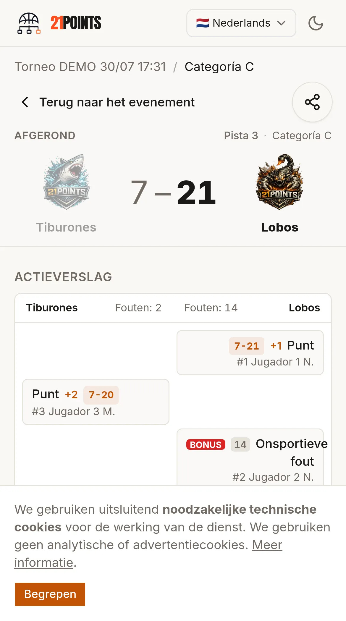 Wedstrijdpagina op een telefoon: afgelopen wedstrijd 21-20 tussen Equipo 4 M en Equipo 2 M, met de sectie « Actie voor actie » die de punten per speler en nummer en de fouten van elk team detailleert.