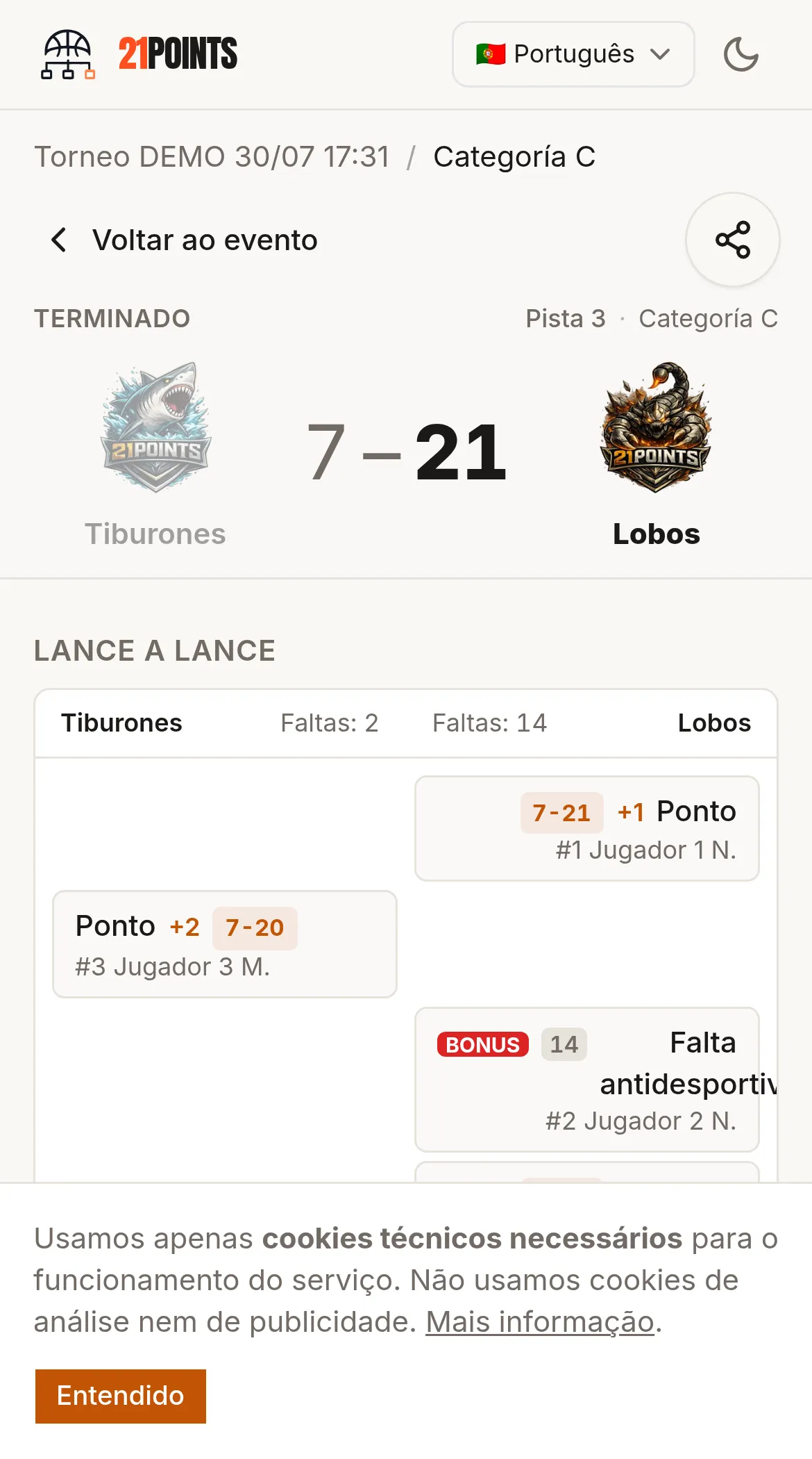 Ficha de jogo num telemóvel: jogo terminado 21-20 entre Equipo 4 M e Equipo 2 M, com a secção « Jogada a jogada » a detalhar os pontos por jogador e número e as faltas de cada equipa.