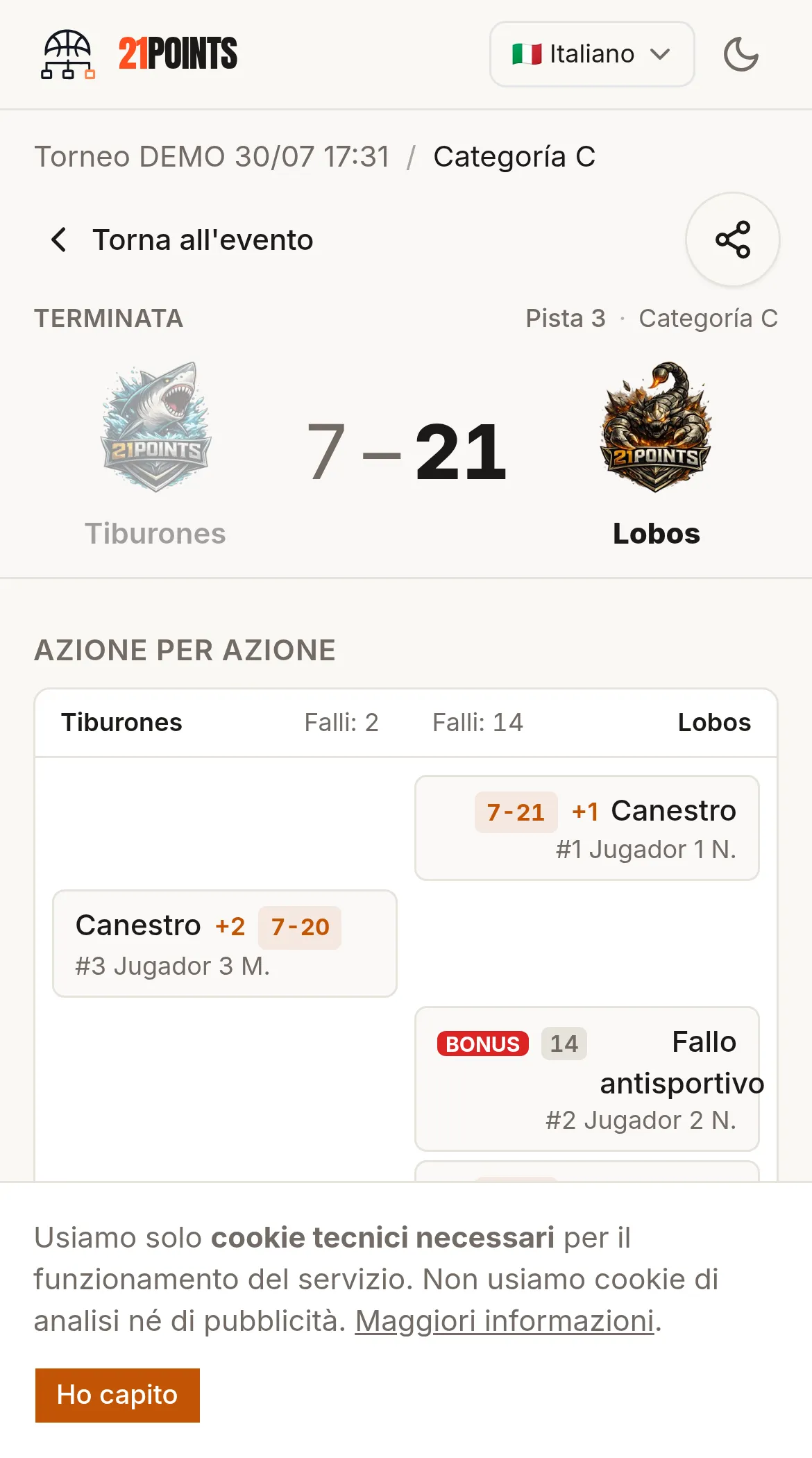 Scheda di partita su un cellulare: partita terminata 21-20 tra Equipo 4 M ed Equipo 2 M, con la sezione « Azione per azione » che dettaglia i punti per giocatore e numero e i falli di ogni squadra.