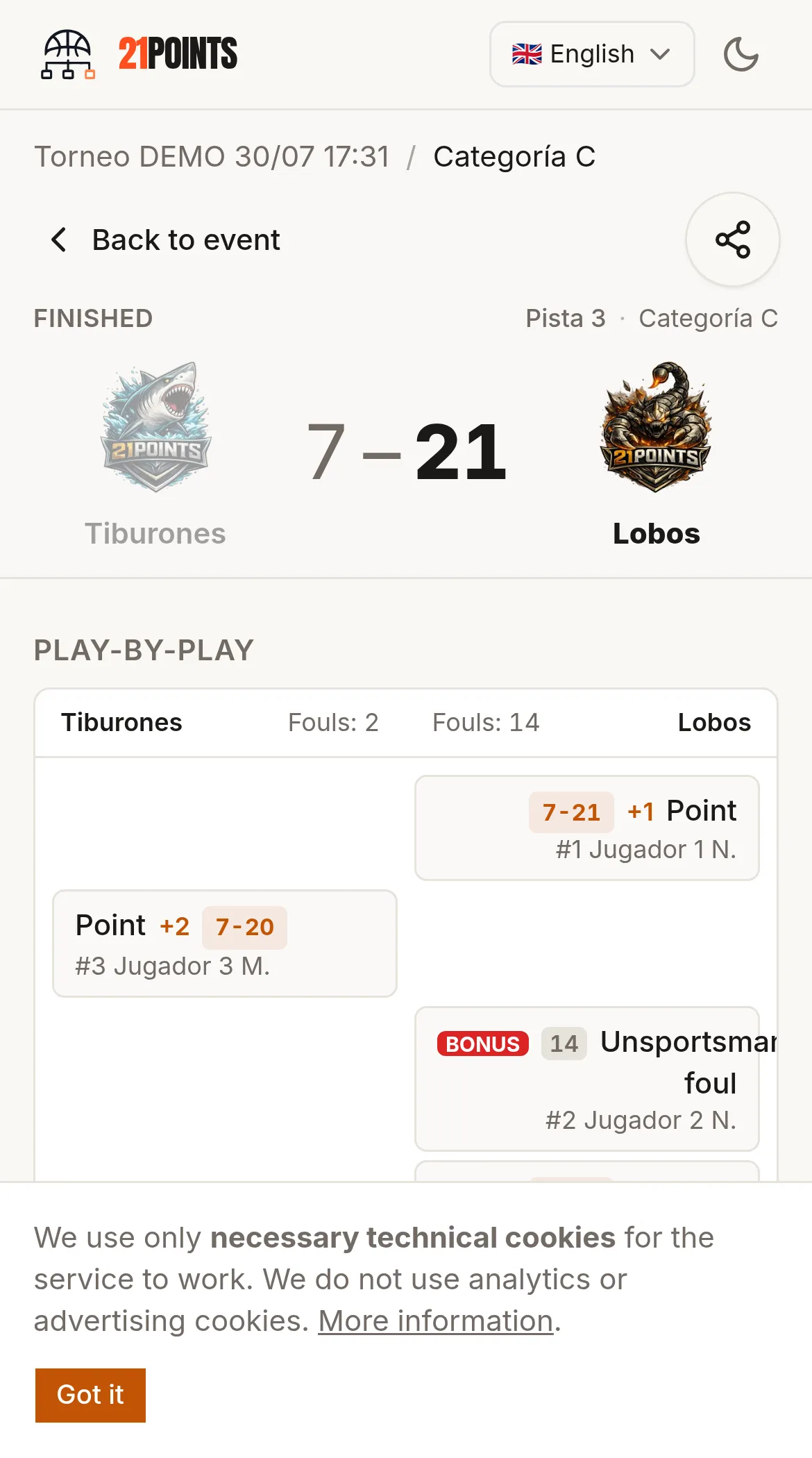 Game page on a phone: finished game 21-20 between Equipo 4 M and Equipo 2 M, with the “Play by play” section detailing points per player and number and each team's fouls.