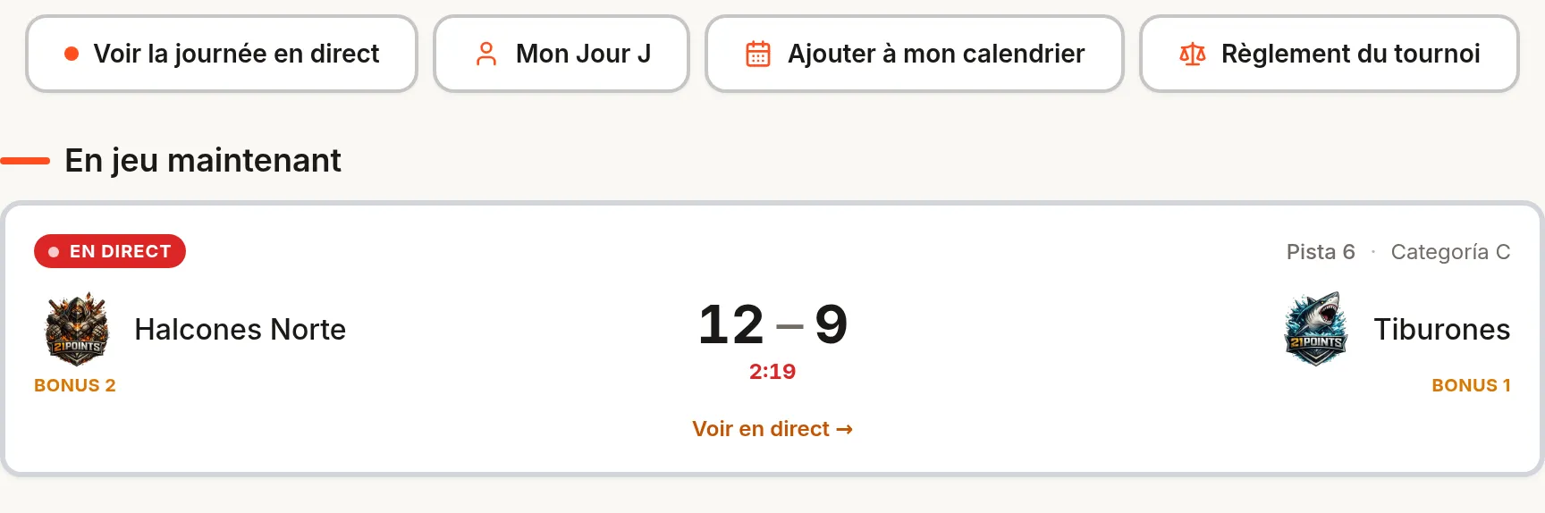 Page publique d'un événement : en-tête avec la marque du club, nom et dates du tournoi, boutons de journée en direct et calendrier, et un match « En cours maintenant ».
