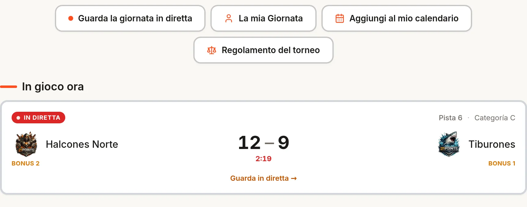 Pagina pubblica di un evento: intestazione con il marchio del club, nome e date del torneo, pulsanti di giornata in diretta e calendario, e una partita « In gioco adesso ».
