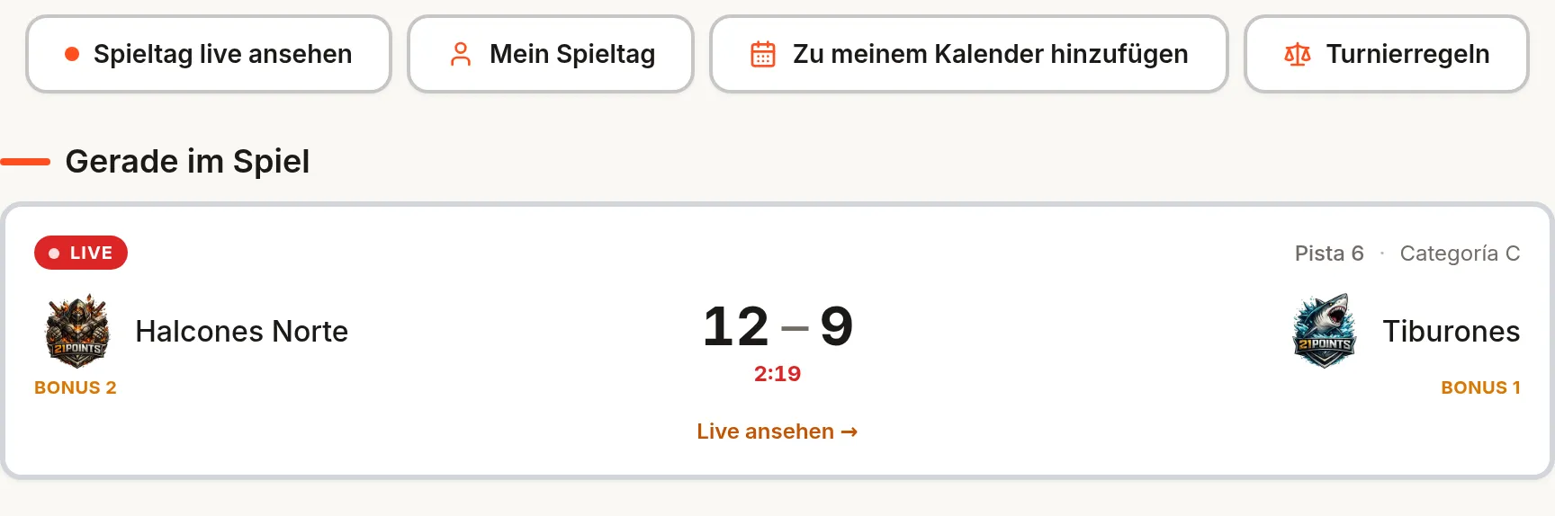 Öffentliche Event-Seite: Kopfzeile mit der Marke des Vereins, Name und Daten des Turniers, Schaltflächen für Live-Spieltag und Kalender und ein Spiel „Jetzt im Spiel“.