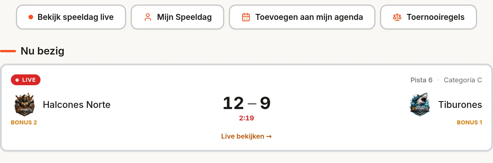 Publieke eventpagina: header met het merk van de club, naam en data van het toernooi, knoppen voor live speeldag en agenda, en een wedstrijd « Nu bezig ».