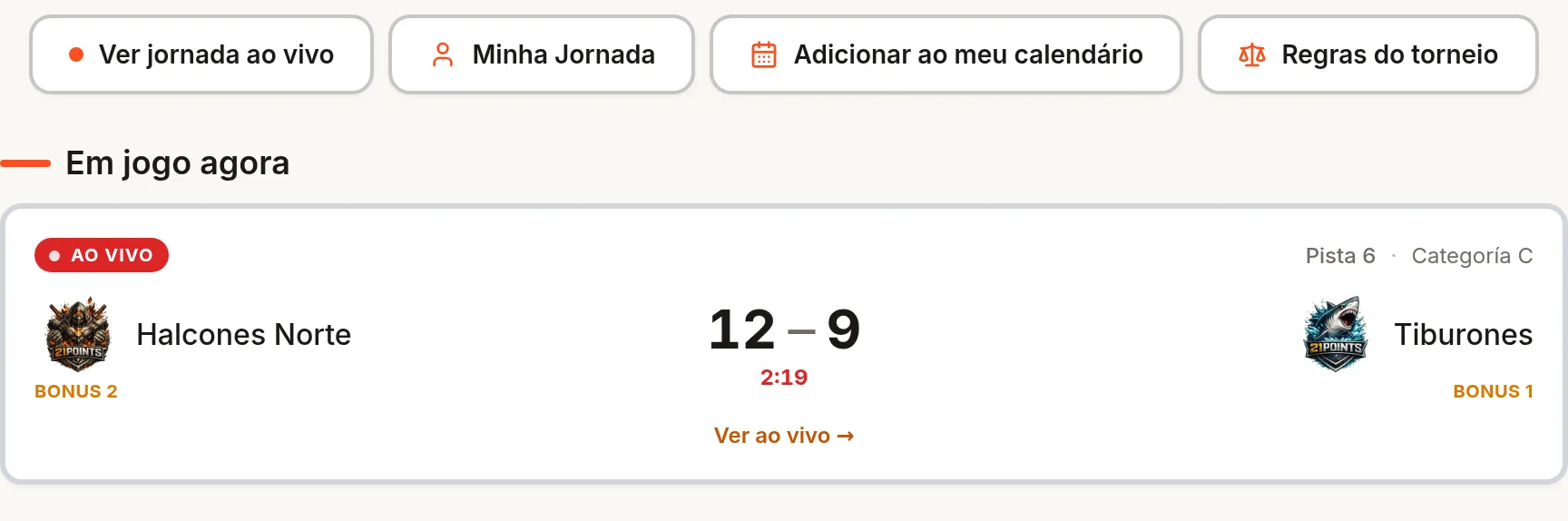Página pública de um evento: cabeçalho com a marca do clube, nome e datas do torneio, botões de jornada ao vivo e calendário, e um jogo « Em jogo agora ».